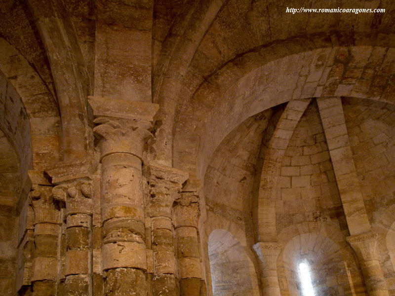 CAPITELES Y BVEDA EN EL ABSIDIOLO CENTRAL